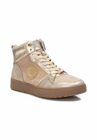 Zapatillas altas beige con acentos metálicos, un parche de logo circular, ante texturizado y suela de goma con un perfil plano.