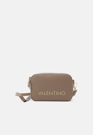 Bolso de hombro de cuero marrón con un logotipo dorado, de forma rectangular, con cierre de cremallera y correa ajustable. Textura suave, diseño minimalista.