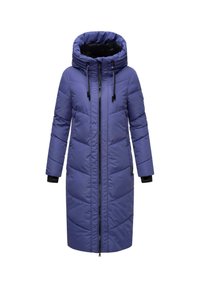 Violetti pehmustettu pitkä takki hupulla, jossa on vetoketjulla suojaava etuosa, teksturoidut paneelit ja mustat reunat hihoissa. Pehmeä sisävuori näkyvissä.