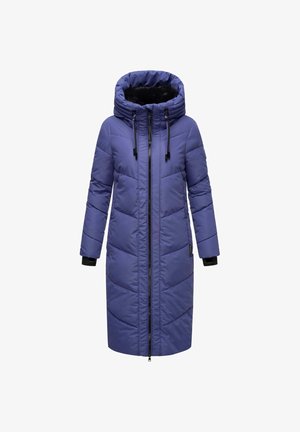 Cappotto lungo imbottito viola con cappuccio, dotato di zip frontale, pannelli testurizzati e bordi neri sui polsini. Fodera interna morbida visibile.