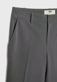 Šedé kalhoty na míru s plochým předním dílem, jedním skladováním a bočními kapsami. Vyrobeny z hladkého materiálu s mírným leskem pro elegantní vzhled.
