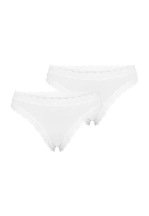 Zwei weiße Damen-Bikini-Unterhosen mit Spitzenbesatz und geschwungenen Kanten auf einem schlichten weißen Hintergrund.