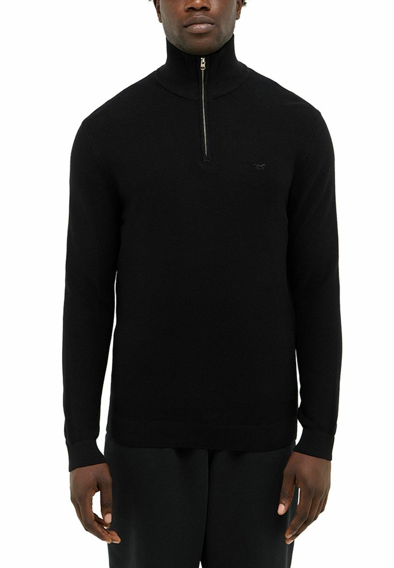 Schwarzer gestrickter Pullover mit hohem Kragen, halbem Reißverschluss und langen Ärmeln. Mit einem subtilen Logo auf der Brust sowie gerippten Bündchen und Saum.