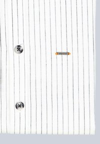 Weißes gestreiftes Hemd mit vertikalen blauen Linien, ausgestattet mit dunklen Knöpfen und einem kleinen Markenlabel auf der Vorderseite, das ein maßgeschneidertes Design betont.