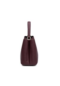 Sac seau en cuir bordeaux avec une poignée unique, design plissé et accent en matériel circulaire en haut. Fini lisse et texturé.
