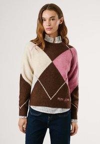 Brun, rosa och krämfärgad argyle-mönstrad tröja med ribbade ärmslut och nederkant, tillverkad av ett mjukt stickat material, lager på en rutmönstrad skjorta.