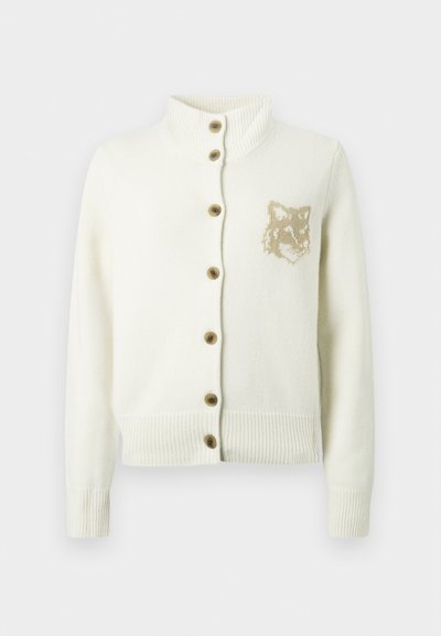 Off-white adīts kardigans ar augstu apkakli, kas rotāts vilka dizainā bēšā un brūnā krāsā, un ar brūniem pogām priekšpusē.