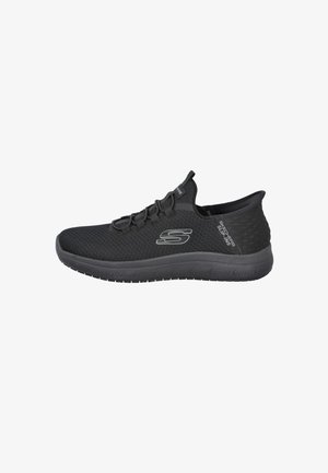 Zapatilla deportiva negra Skechers sin cordones con parte superior de malla, cordones elásticos y suela gruesa de goma mostrada desde el lado exterior.