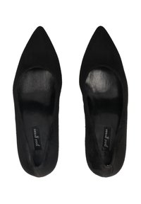 Černé semišové lodičky s špičatou špičkou, hladkou vnitřní podšívkou, plochou podrážkou a designem nazouvacích bot; na stélce je logo.