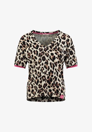 T-shirt à manches courtes avec col en V, imprimé léopard beige, noir et marron, avec bordure rose aux extrémités des manches et étiquette ourlet.