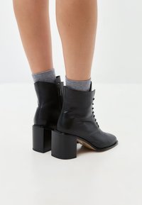 Cesare Gaspari Fűzős bokacsizmák - black