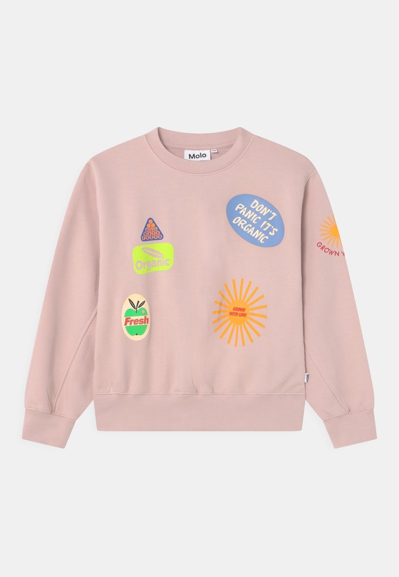 Sweatshirt en coton biologique rose à manches longues, orné de patchs graphiques colorés et ludiques ainsi que de textes de différentes formes et tailles.