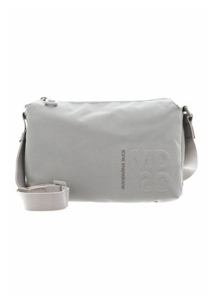 Hellgraue strukturierte Crossbody-Tasche mit verstellbarem Riemen und Reißverschluss, dezent mit vertikalem Text auf der Vorderseite gebrandet.