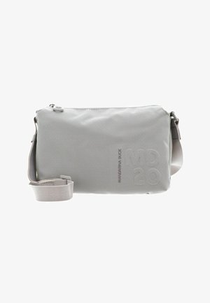 Hellgraue strukturierte Crossbody-Tasche mit verstellbarem Riemen und Reißverschluss, dezent mit vertikalem Text auf der Vorderseite gebrandet.