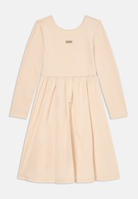 Vestido de mangas longas em tecido pêssego claro com corpete ajustado e saia rodada. Apresenta um pequeno logótipo da Calvin Klein no peito.