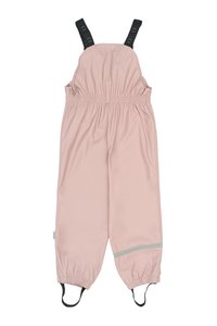 Mono de color rosa claro, impermeable, con tirantes negros ajustables, cintura elástica y tira reflectante en la parte baja de las piernas. Textura suave, corte holgado.