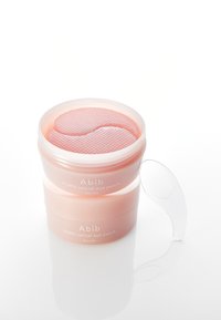 Contenant transparent contenant deux patchs pour les yeux en gelée rose avec une surface texturée. Comprend un applicateur en plastique transparent pour faciliter l'utilisation.