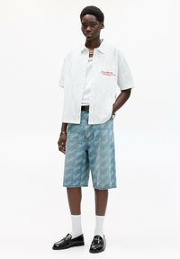 PULL&BEAR - STRIPED WITH EMBROIDERY - Košeľa - white Miniatúrny obrázok 1