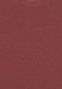 Textiel in diep rood met een geribbelde textuur en een gladde oppervlakte. Bevat subtiele glans en een V-vormige stikseldetail aan de bovenkant.