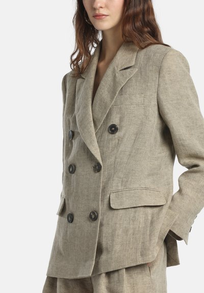 Bézs len kétsoros zakó sötét gombokkal, csapott reverekkel és oldalzsebekkel, texturált anyagból készült, kényelmes szabással.