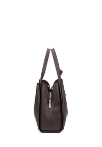 Borsa tote in pelle marrone con una finitura testurizzata, due manici e una chiusura centrale con zip. Presenta un design strutturato e affusolato.
