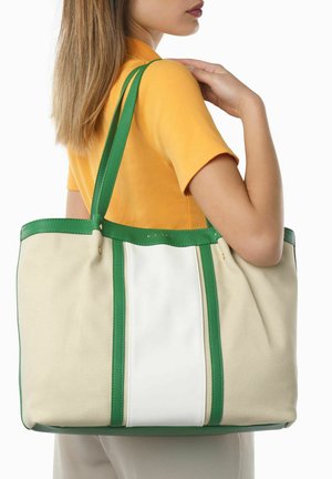 Canvas draagtas met groene leren accenten. Bevat een witte centrale streep en twee groene handvatten, gemaakt in een gestructureerde vorm met een textuurafwerking.