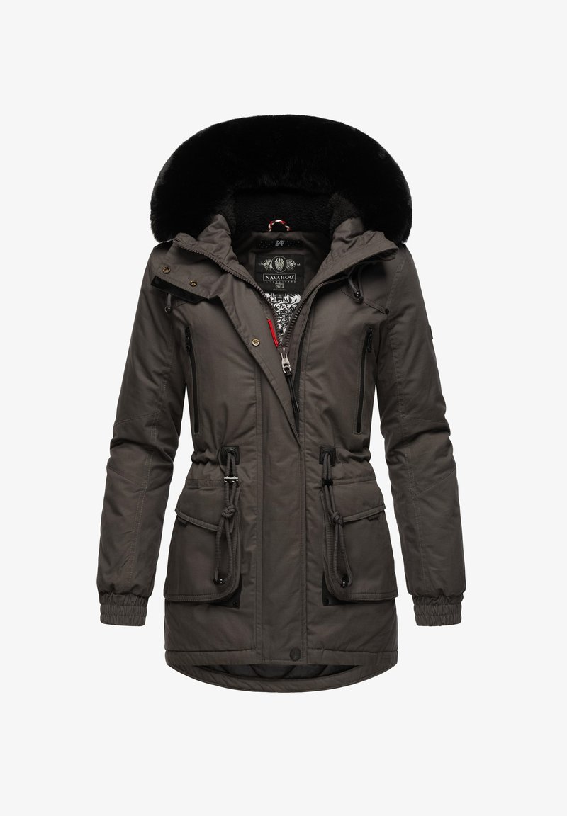 Chaqueta gris aislante con capucha de piel sintética, cintura con cordón, múltiples bolsillos con cremallera y puños elásticos. Presenta un forro interior con patrón.