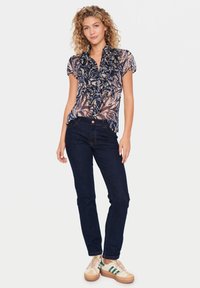 Saint Tropez LILJASZ CRINKLE SS - Hemdbluse - black zebra leaves