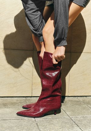 PULL&BEAR, CROCODILE-EFFECT KITTEN HEEL - BOOTS - Bottes - red