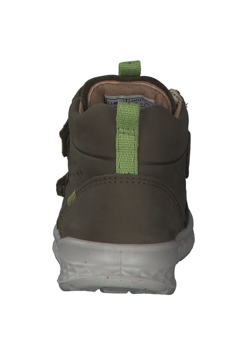 Braune Wildlederschuhe mit gepolstertem Kragen, grünem Ziehband und weißer Gummisohle. Verstellbarer Riemen für einen sicheren Sitz; glatte Textur.