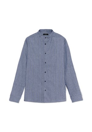 Blaues, langärmliges Hemd mit Knöpfen, versehen mit vertikalen weißen und schwarzen Streifen und einem Stehkragen, flach auf einen weißen Hintergrund gelegt.