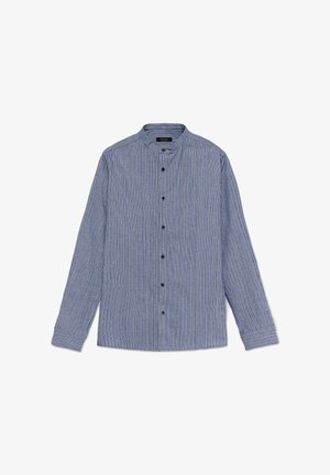 Blaues, langärmliges Hemd mit Knöpfen, versehen mit vertikalen weißen und schwarzen Streifen und einem Stehkragen, flach auf einen weißen Hintergrund gelegt.