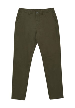 Chinos verde oliva con una texture liscia, vestibilità affusolata, tasche laterali e chiusura con bottone. Presentano passanti per cintura e dettagli di cucitura minimi.