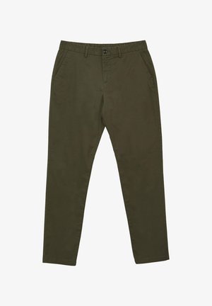 Chinos verde oliva con una texture liscia, vestibilità affusolata, tasche laterali e chiusura con bottone. Presentano passanti per cintura e dettagli di cucitura minimi.