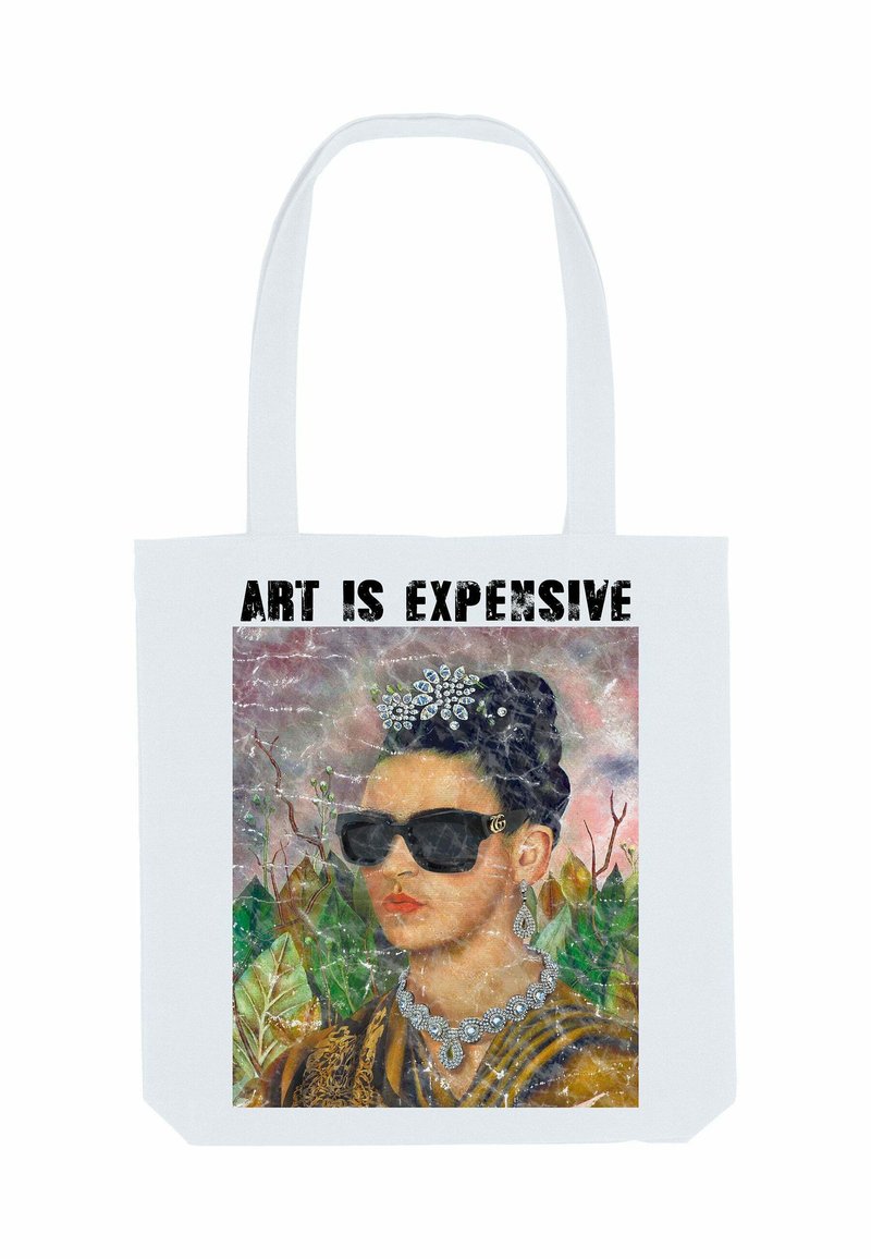 Vrouw met zwarte zonnebril en versierde haaraccessoire, oorbellen en ketting, met planten op de achtergrond; tekst erboven luidt "KUNST IS DUUR."