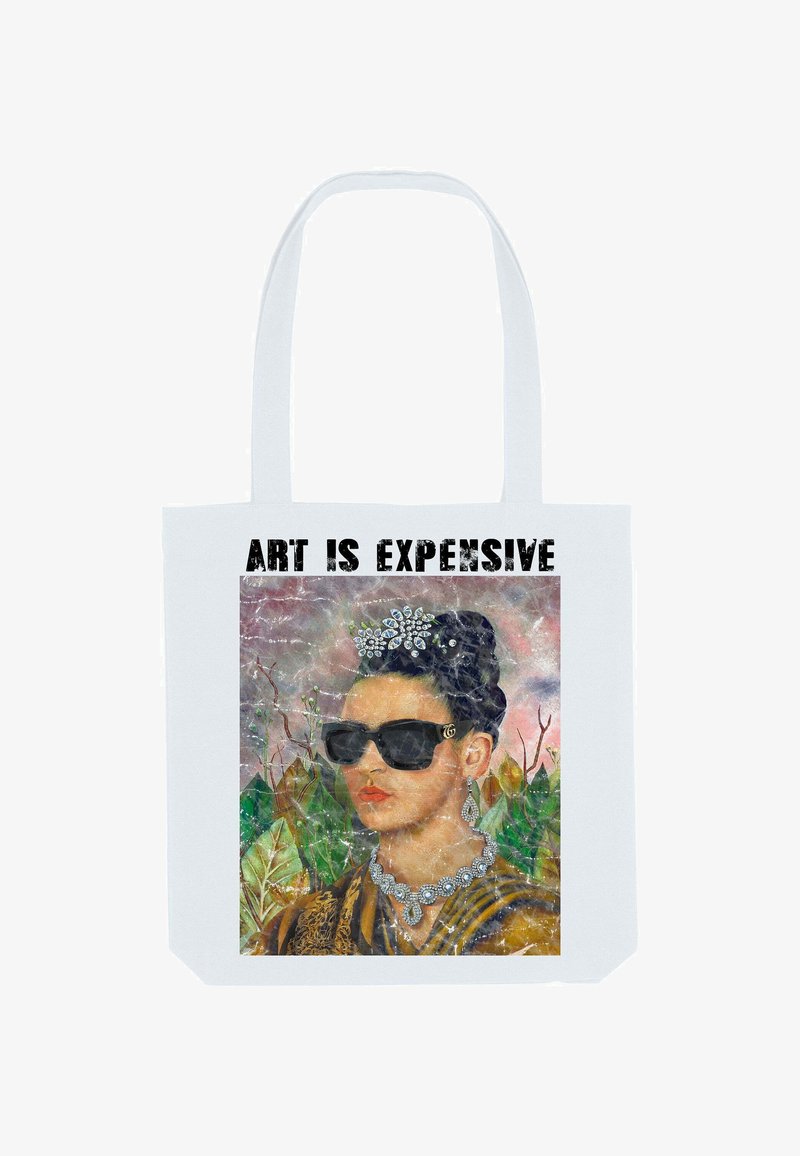 Vrouw met zwarte zonnebril en versierde haaraccessoire, oorbellen en ketting, met planten op de achtergrond; tekst erboven luidt "KUNST IS DUUR."