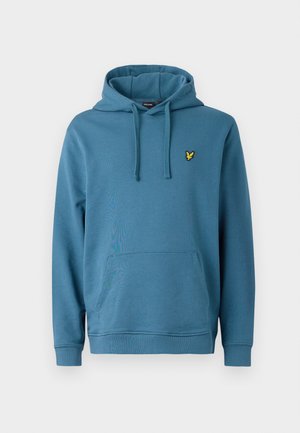 Sudadera con capucha azul y bolsillo frontal, con un logotipo de pájaro bordado en amarillo en el lado izquierdo del pecho, sobre un fondo blanco.