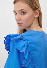 QS MIT LOCHSTICKEREI - Camicetta - royalblau