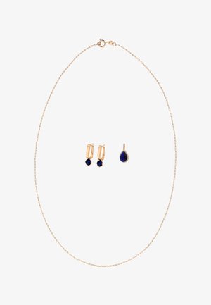 Finom aranylánc nyaklánc hozzáillő arany fülbevalókkal és csepp alakú kék drágakő medállal, mind mély zafírkék kövekkel díszítve.