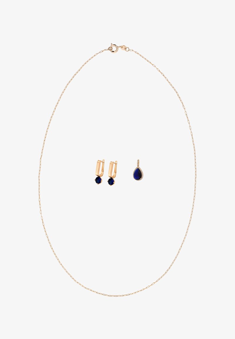 Finom aranylánc nyaklánc hozzáillő arany fülbevalókkal és csepp alakú kék drágakő medállal, mind mély zafírkék kövekkel díszítve.