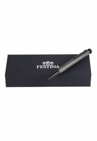 Mustapenn kirjoitusasennossa tummansinisen laatikon päällä, jossa on valkoinen "FESTINA"-logo. Penkillä on tyylikäs muotoilu ja sileä pinta.