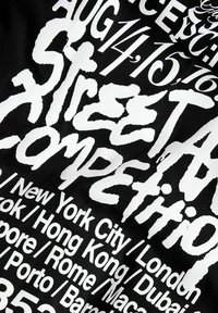 Svart tyg med fet, vit text som har förvrängda bokstäver. Nyckelfraser inkluderar "Street Competition" och stadsnamn i varierande storlekar.