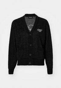 Cardigã preto feito de material de malha suave, apresentando decote em V, mangas longas e dois bolsos frontais. Logo da marca bordado no peito.
