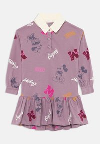 Fialové šaty s dlhými rukávmi a golierom, s potlačou Mickey Mouse a Minnie Mouse a farebnými nápismi.