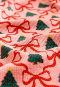Rosa strukturierte Stoff mit sich wiederholenden Mustern von grünen Weihnachtsbäumen und roten Schleifen, mit gelben Akzenten auf den Baumspitzen und Punkten.