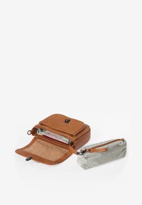 Borsa in pelle marrone con tasca frontale, rivestimento interno morbido e astuccio grigio con cerniera e motivo a righe sul lato.