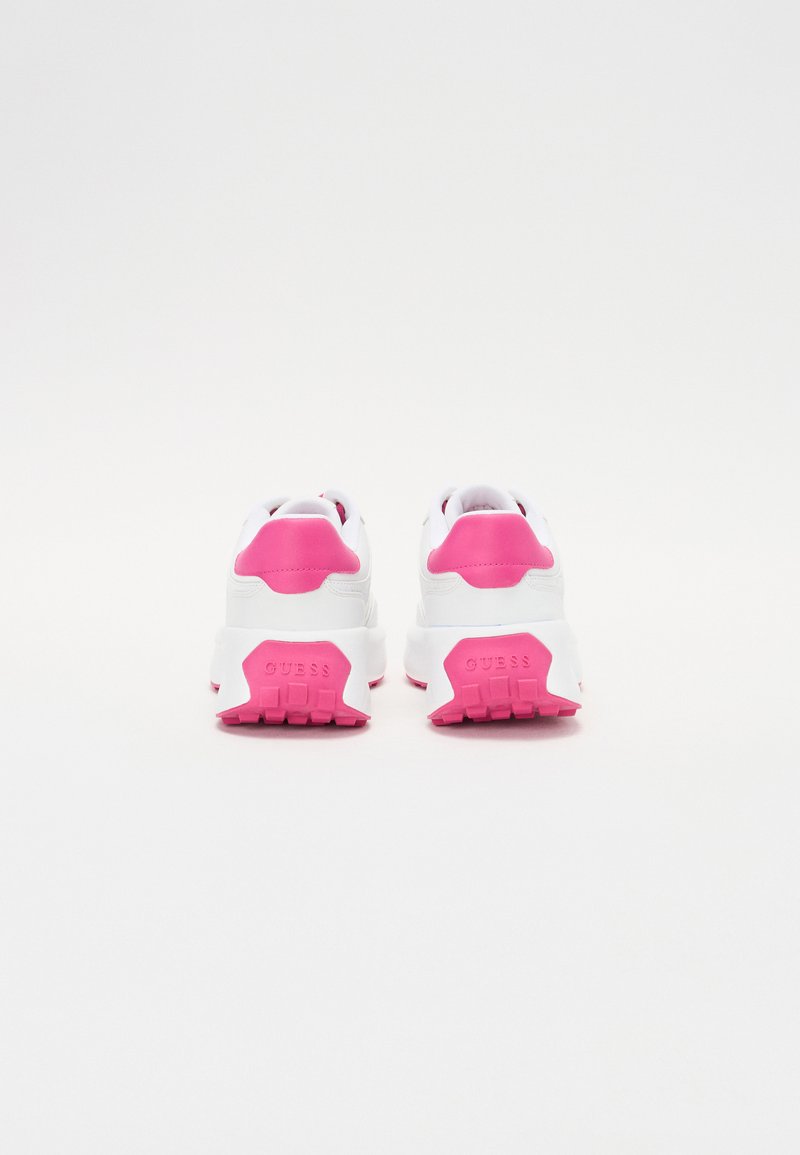 Zapatillas blancas con acentos en rosa, con un talón texturizado, suela de goma y logo grabado en la parte posterior, que exhiben un diseño moderno.