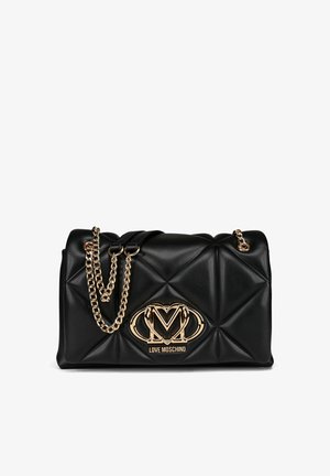 Schwarze gesteppte Leder-Schultertasche mit goldener Kettenriemen und goldenem "Love Moschino" Logo-Anhänger auf der Vorderseite.