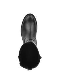 Botín negro de cuero con un acabado suave y brillante y una parte superior abierta. El interior está forrado con una textura de tela oscura.
