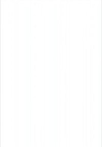 Dve osebi stojita v prostoru z lesenimi stenami in sedeži, pogovarjata se blizu kipa sedeče figure.